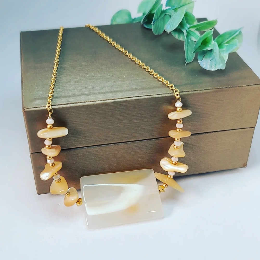 Mother of pearl, Agate necklace